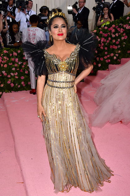 Salma Hayek en robe dorée teintée de noir