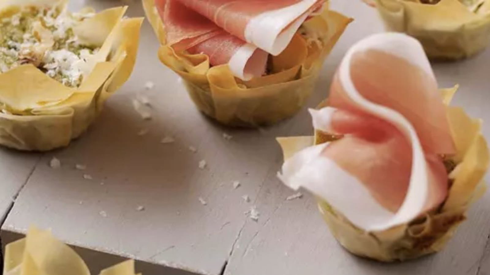 Mini-quiche au jambon de Parme, noix et ricotta