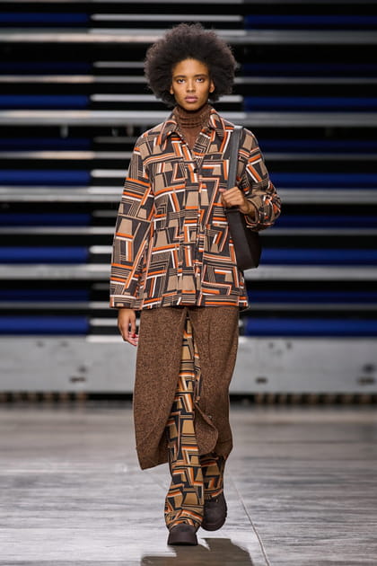 Chemise imprim&eacute;e, pantalon coordonn&eacute; et long gilet marron aper&ccedil;us sur le d&eacute;fil&eacute; Akris