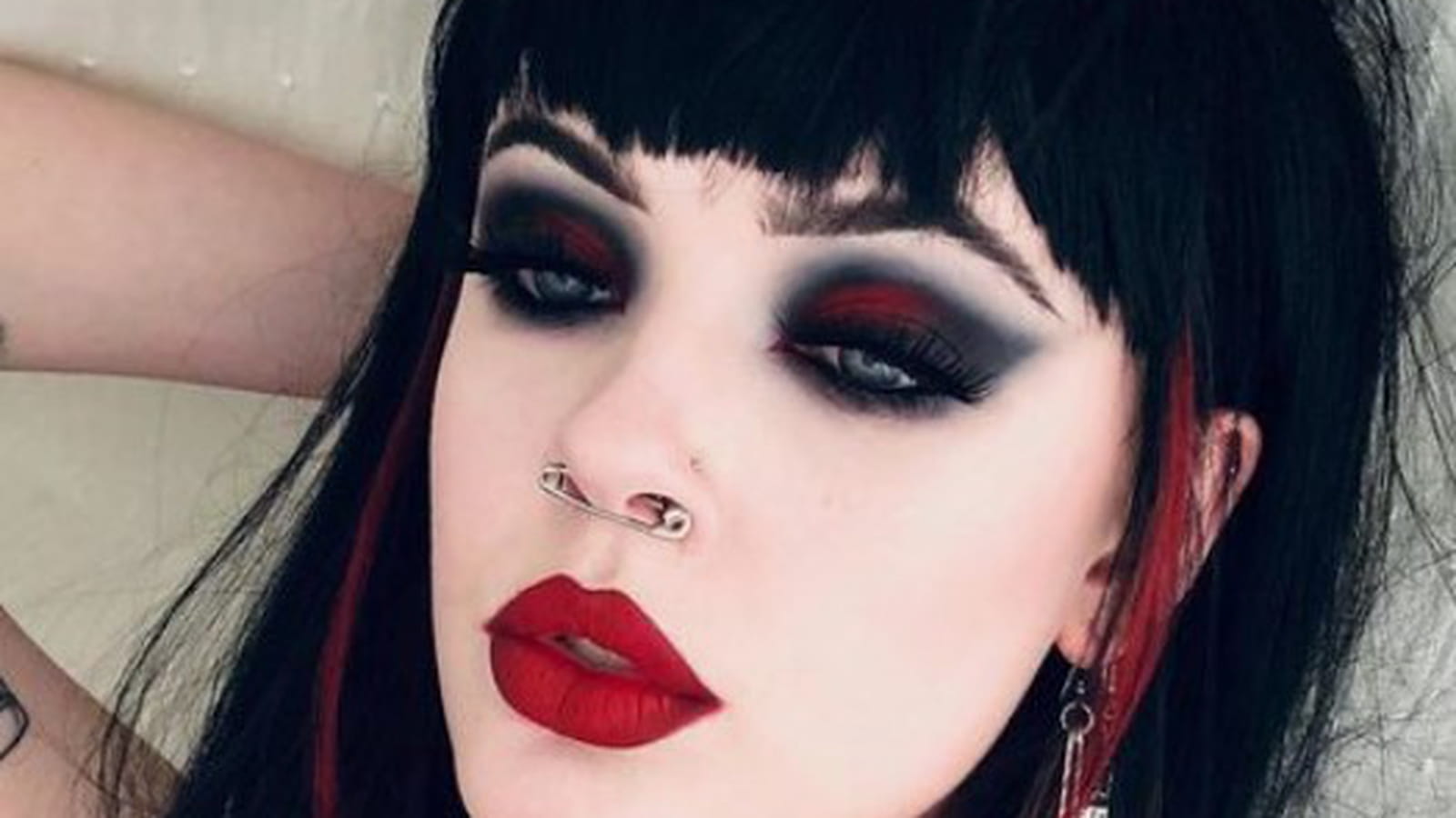 Maquillage gothique en rouge et noir