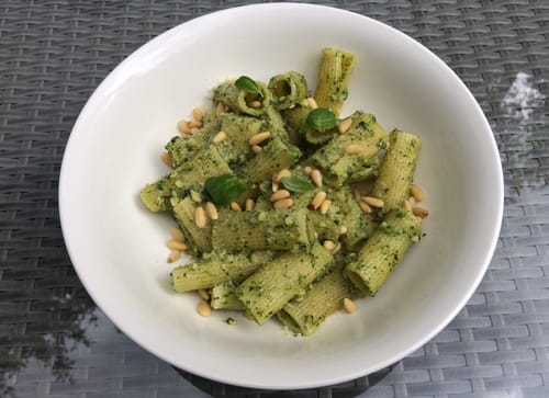 Rigatonis au pesto de pignons de pin et roquette