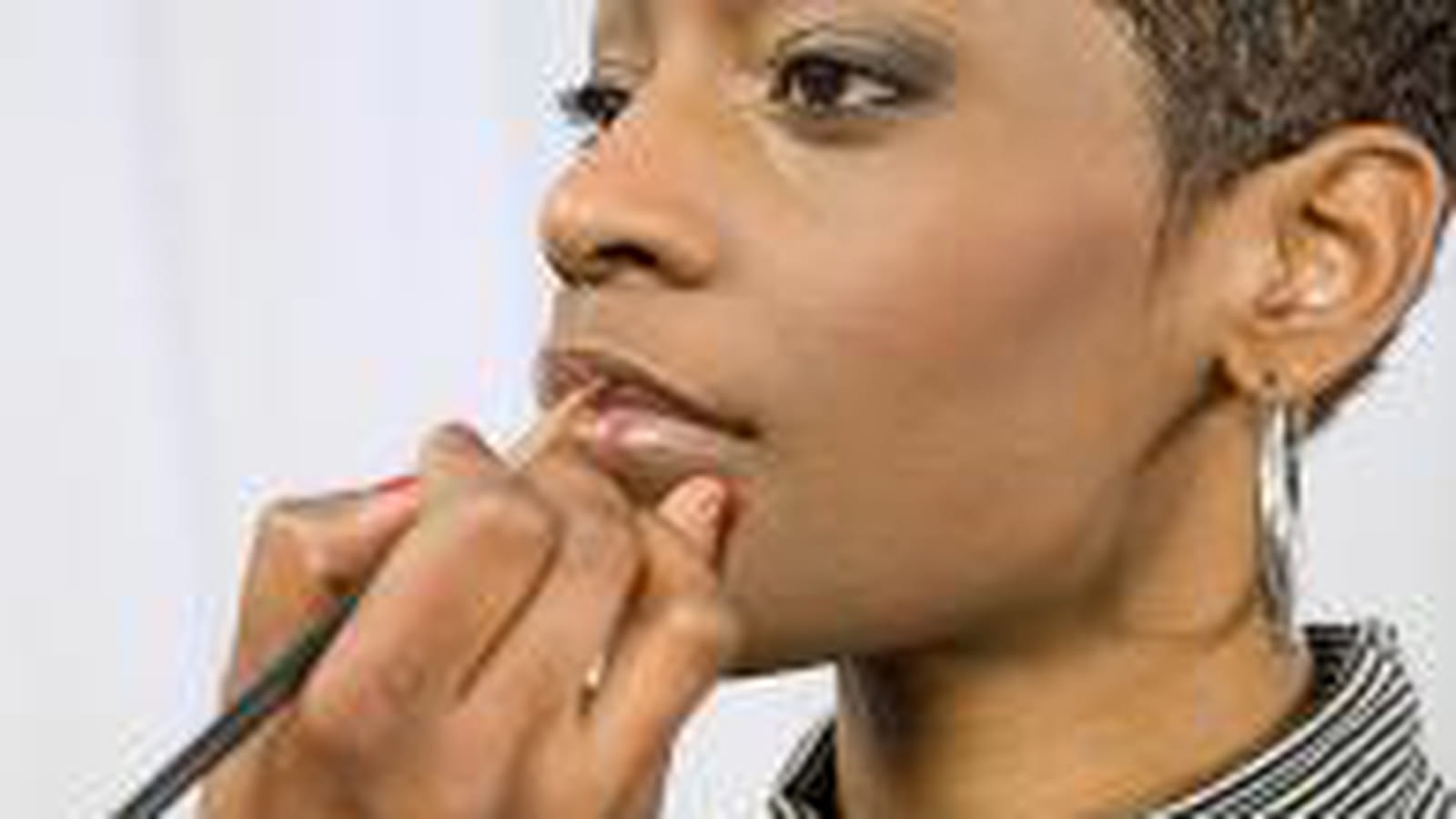 Du gloss prune pour intensifier la bouche