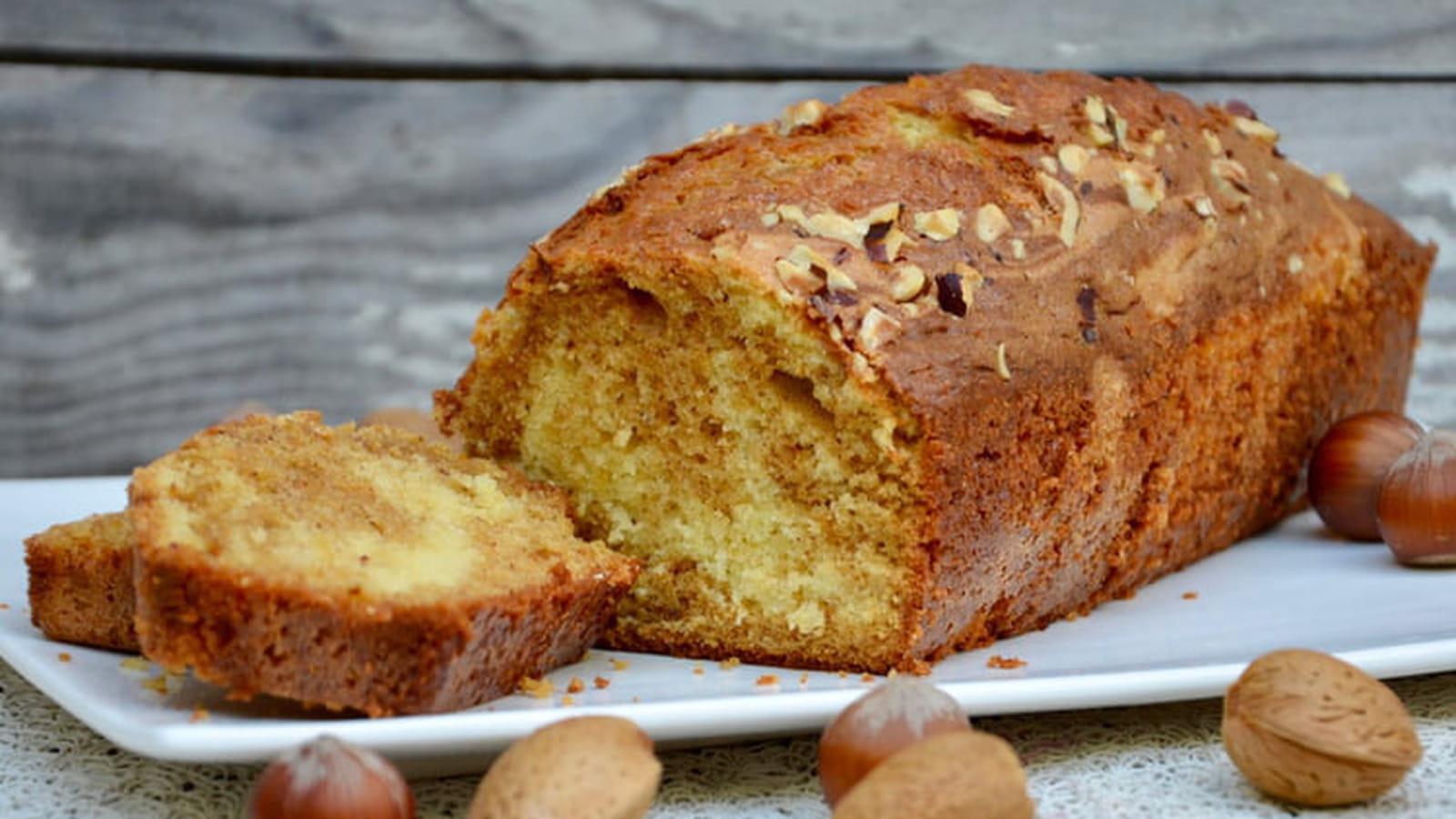 Cake marbré à la vanille, au praliné et aux noisettes