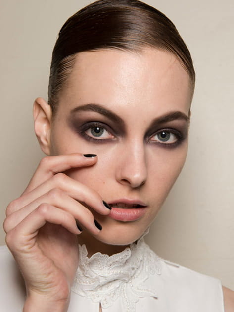 Le regard charbonneux du d&eacute;fil&eacute; Giorgio Armani Priv&eacute;