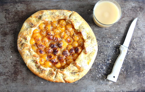 Tarte rustique aux mirabelles, sésame et pavot