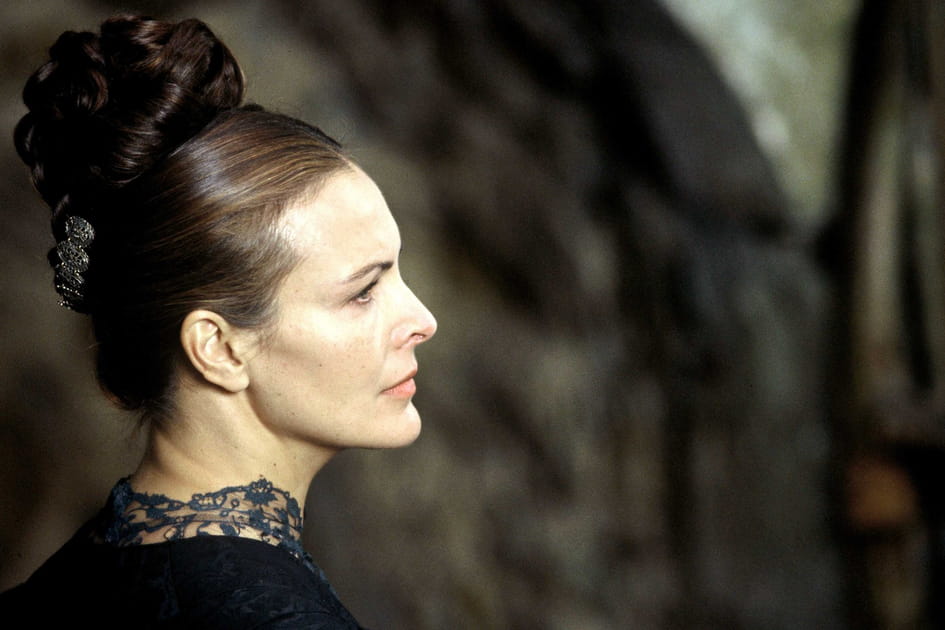 Carole Bouquet, exceptionnelle avec son chignon XXL