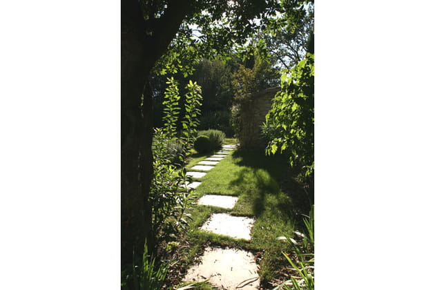 Une all&eacute;e de jardin aux pav&eacute;s japonais