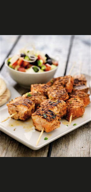 Brochette de saumon et sa salade grecque