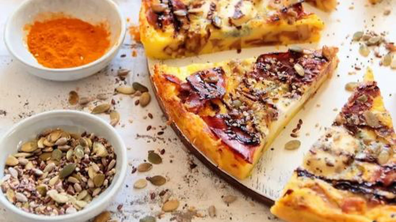 Quiche sans pâte aux pommes, chèvre et jambon cru