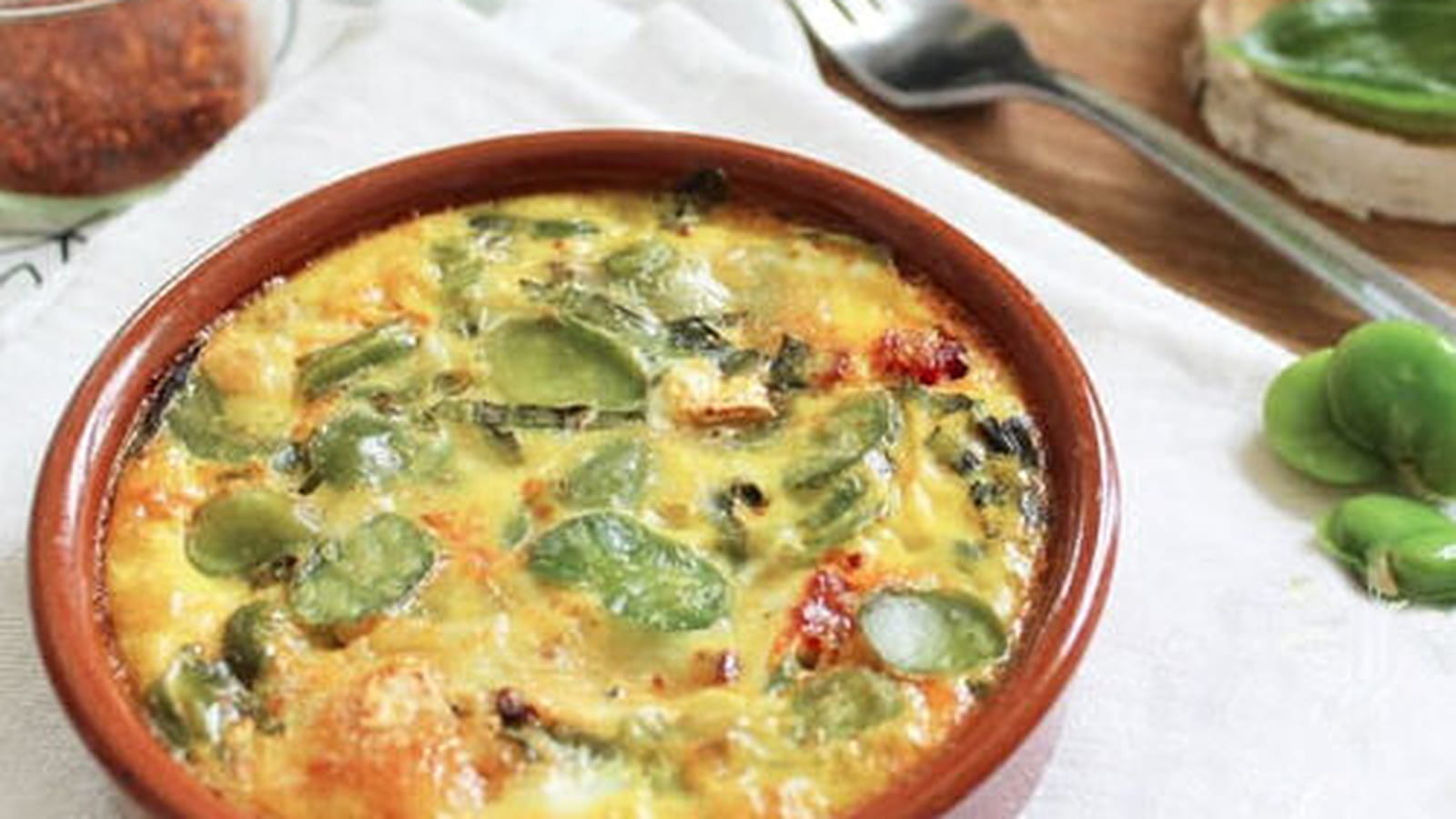 Clafoutis fèves, chèvre, chorizo et basilic
