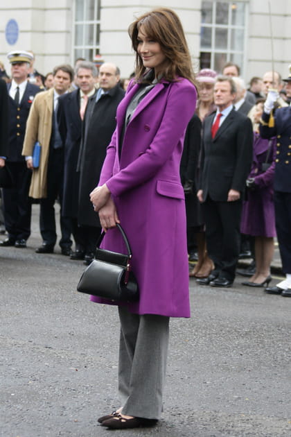 Carla Bruni en manteau long violet