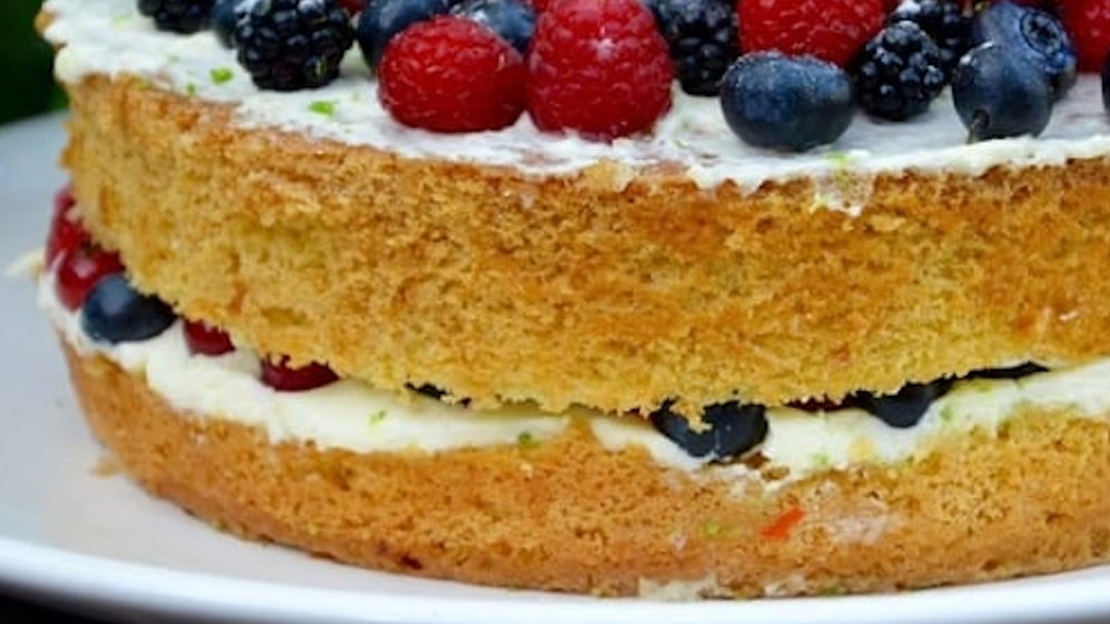 Gâteau aux fruits rouges et à la mousse de mascarpone