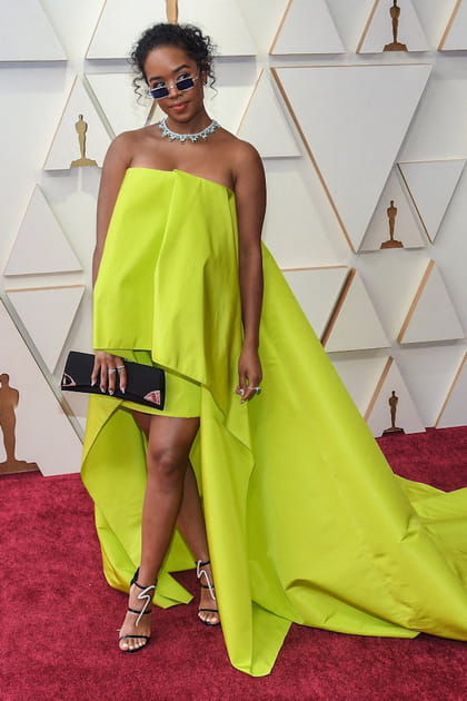 H.E.R. en robe Carolina Herrera