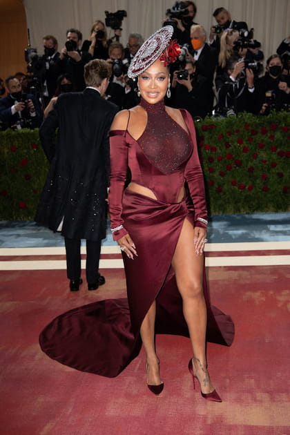 La La Anthony en robe rouge et chapeau