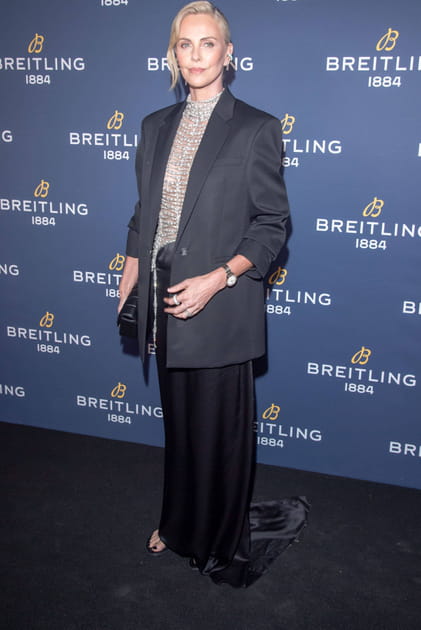 Charlize Theron en robe &agrave; strass transparente et blazer