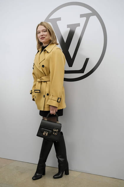 Léa Seydoux en trench court jaune et bottes noires