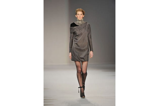 Une pointe de noire sur un aplat gris