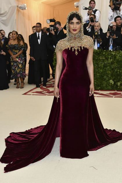 Priyanka Chopra Jonas en robe bordeaux Ralph Lauren