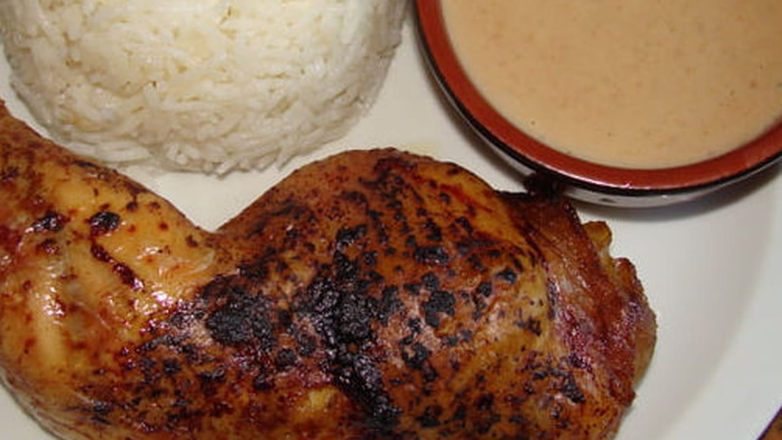 Poulet mariné, sauce aux cacahuètes