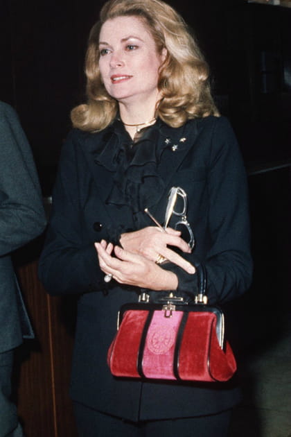 Grace Kelly en costume sombre et sac coloré