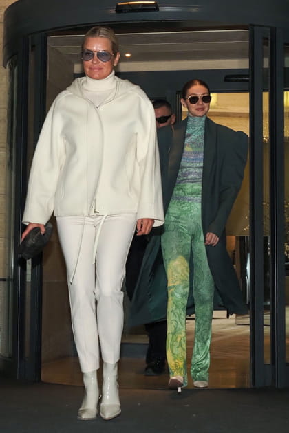 Yolanda Hadid en look immacul&eacute; et Gigi Hadid en ensemble color&eacute;