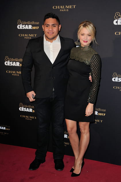 Virginie Efira en robe noire ajour&eacute;e au buste