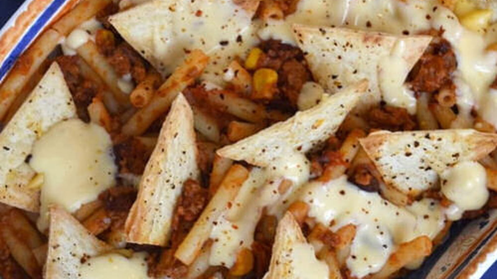 Macaroni au chili, chips nachos et sauce cheddar