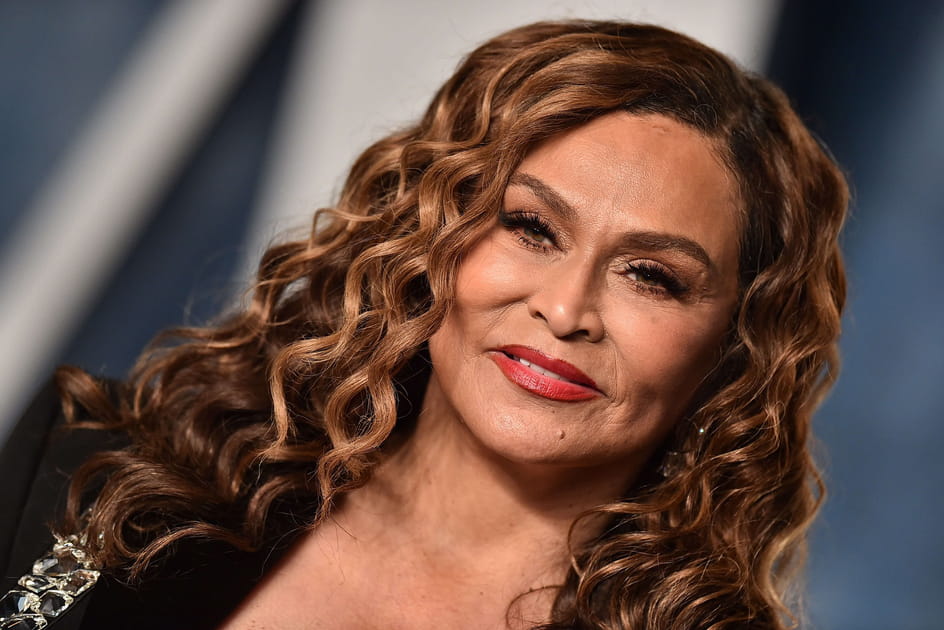 Les cheveux boucl&eacute;s caramel de Tina Knowles