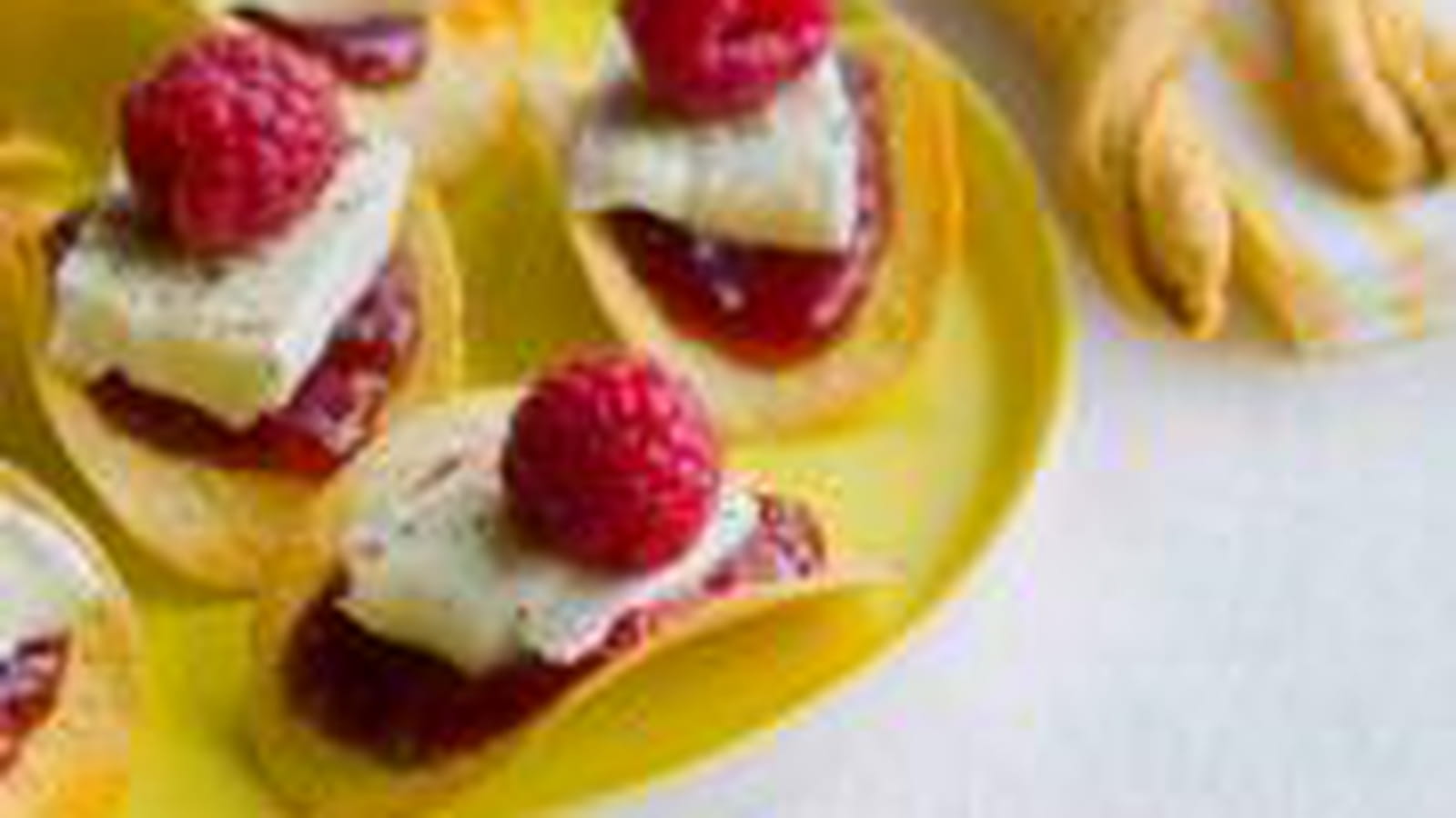 Tuiles fondantes de brie à la confiture de framboise