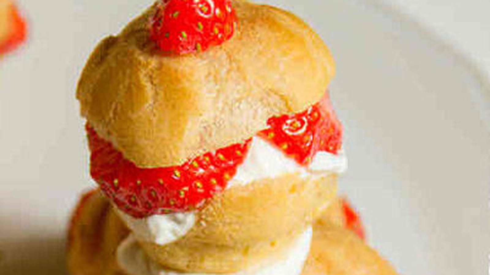 Religieuses aux fraises, chantilly aux fèves tonka