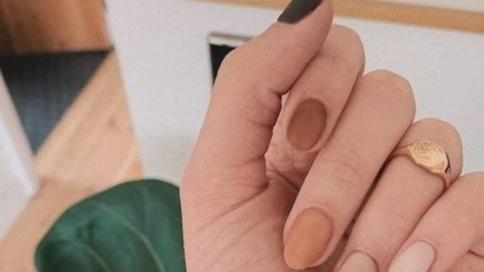 Une manucure multicolore dans les tons nude