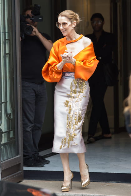Céline Dion en robe blanche à broderies dorées et empiècements orange