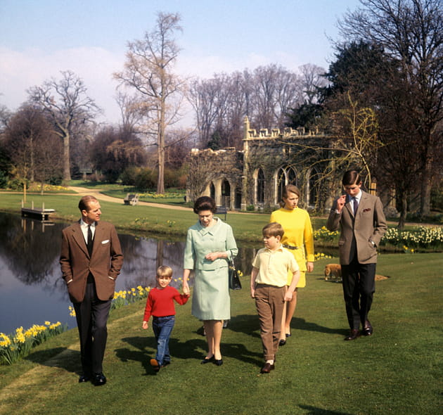 Elizabeth II en promenade avec ses enfants