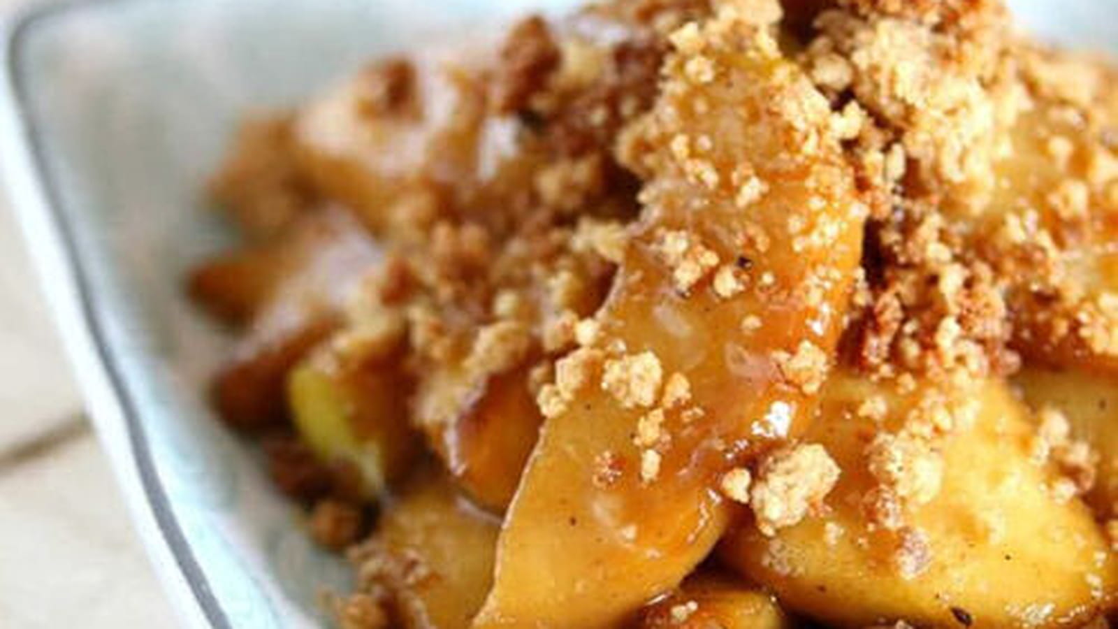 Pommes caramélisées au sucre de coco et purée d'amandes et son crumble