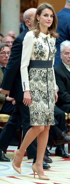 Letizia d'Espagne : sage en robe à col chemise