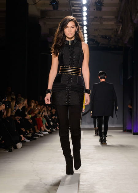 Bella Hadid au défilé H&M X Balmain
