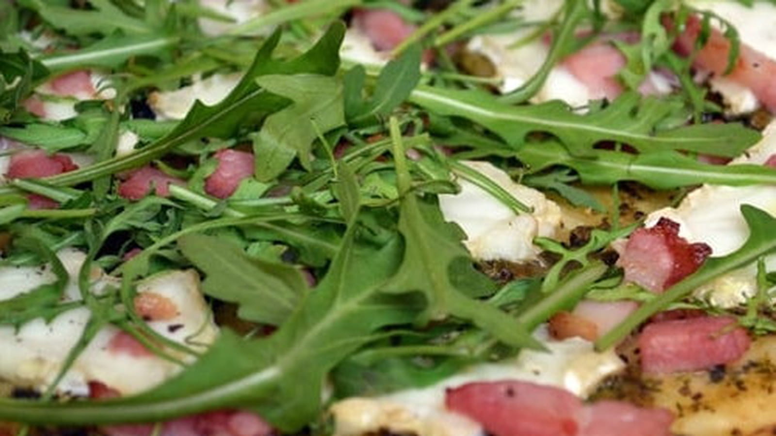 Pizza au pesto, chèvre et lardons