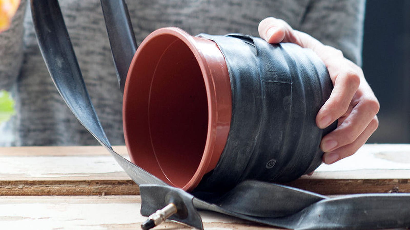 Entourer le pot en plastique