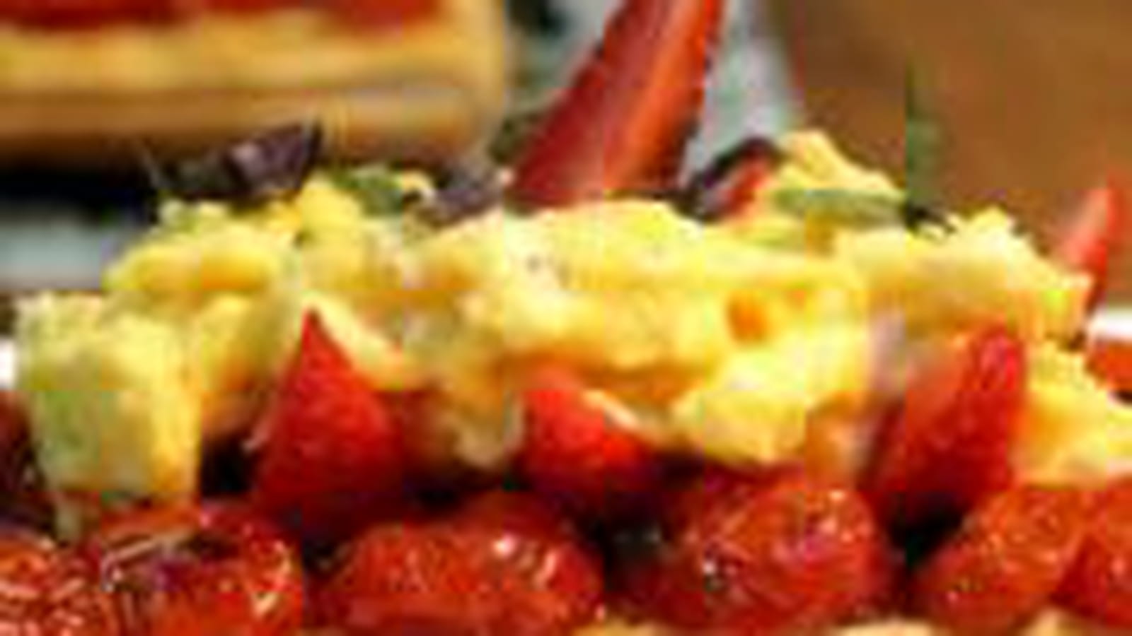 Tarte fine oeufs brouillés, fraises fraîches