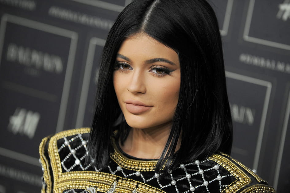 Kylie Jenner, myst&eacute;rieuse avec sa raie au milieu