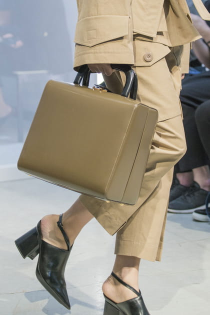 Le sac &agrave; main minimaliste rigide du d&eacute;fil&eacute; Marni