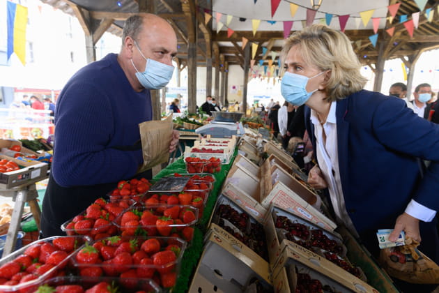 Val&eacute;rie P&eacute;cresse ram&egrave;ne sa fraise