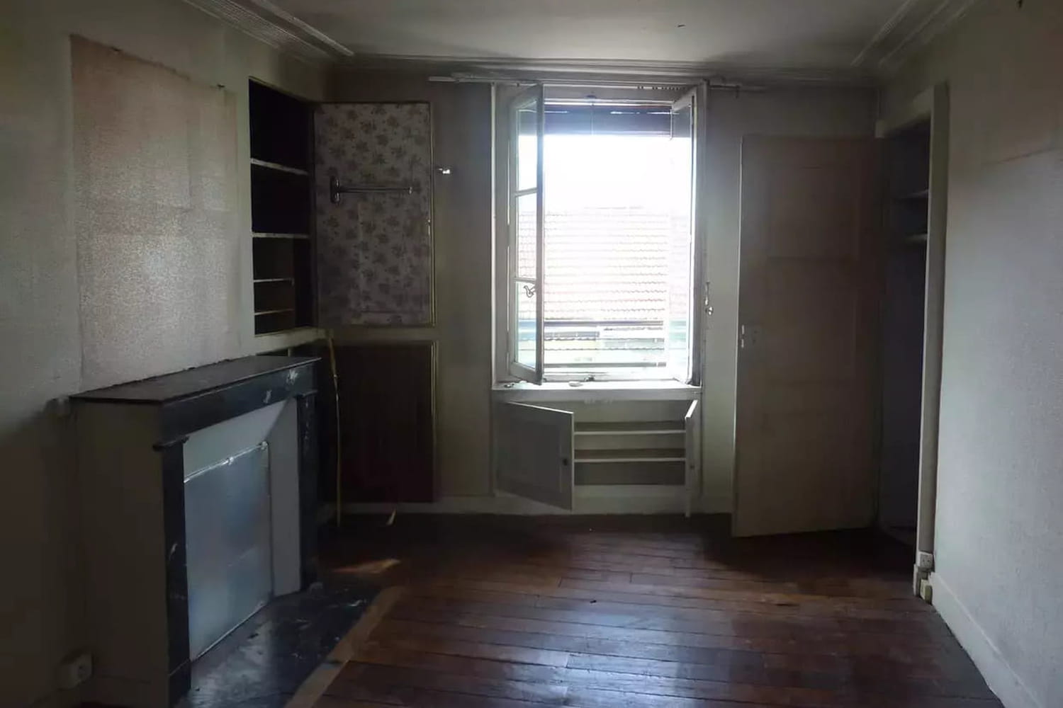 This dilapidated living room has found comfort and elegance