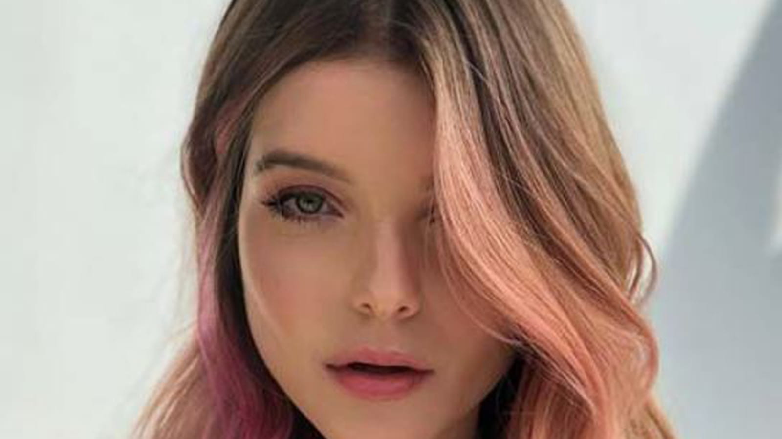 Mèches rose gold et rose fluo