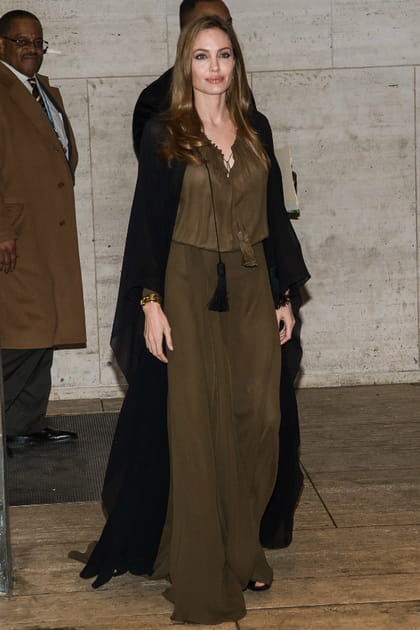 Angelina Jolie en robe fluide kaki Saint Laurent