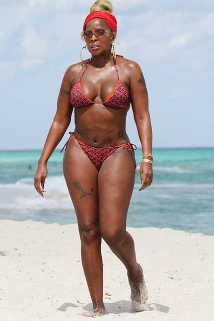 Mary J. Blige en bikini orange à logo Versace