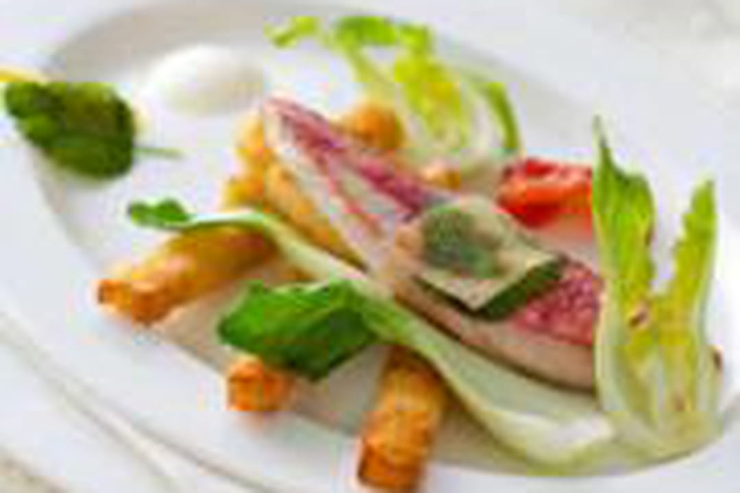 Filet de rouget rôti, panisse au citron confit