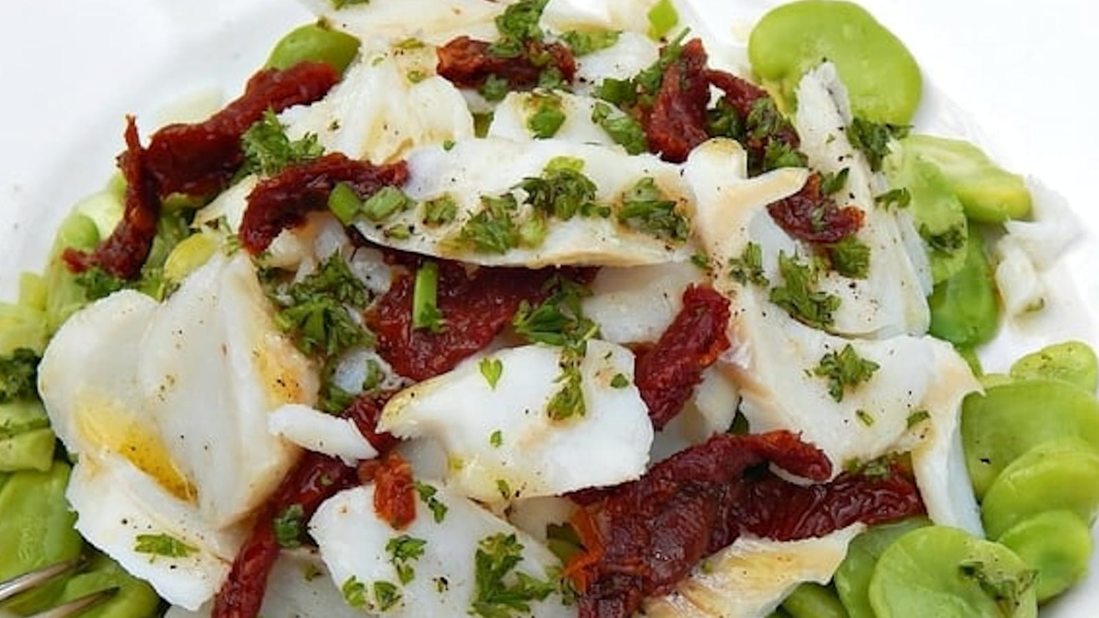 Salade de fèves et morue, vinaigrette aux cébettes