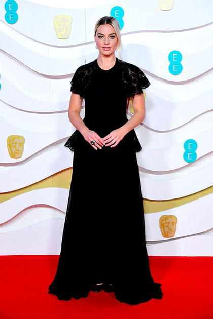 Margot Robbie en robe longue noire en dentelle Chanel