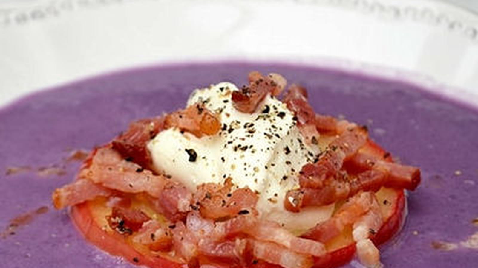 Velouté au chou rouge, à la pomme et ses petits lardons